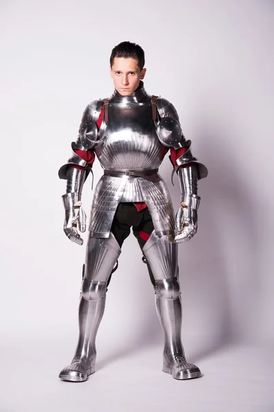 Metal zırhlı şövalye