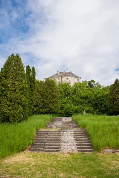 Oud kasteel op de heuvel — Stockfoto