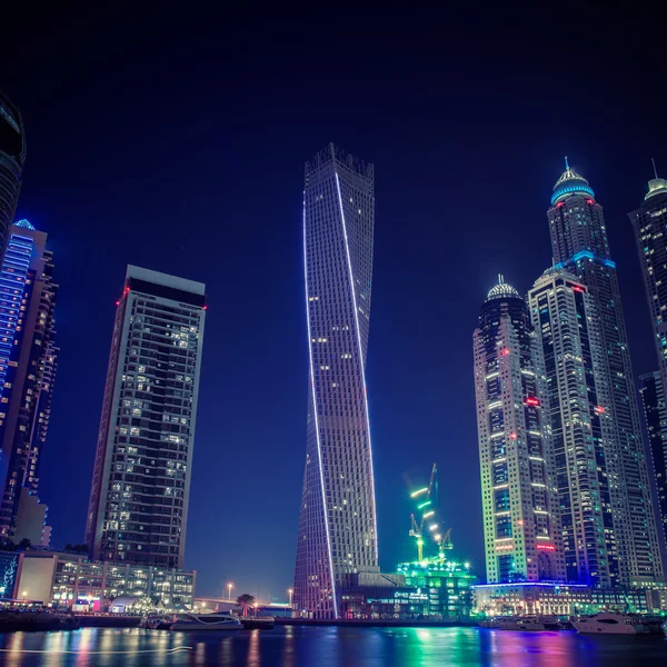 Arranha-céus modernos em Dubai Marina — Fotografia de Stock