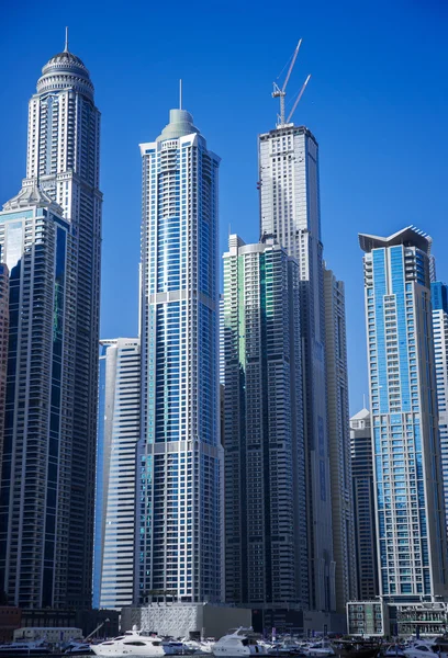 Arranha-céus modernos em Dubai Marina — Fotografia de Stock