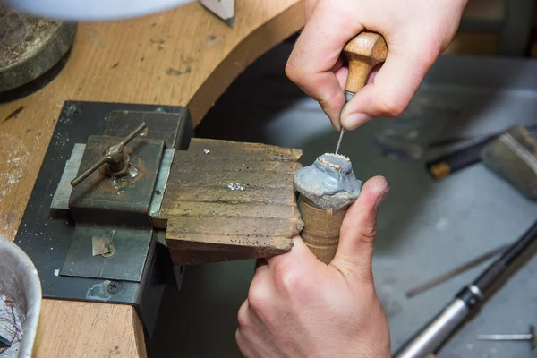 Bijoutier produit des bijoux — Photo