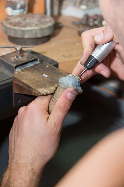 Bijoutier produit des bijoux — Photo