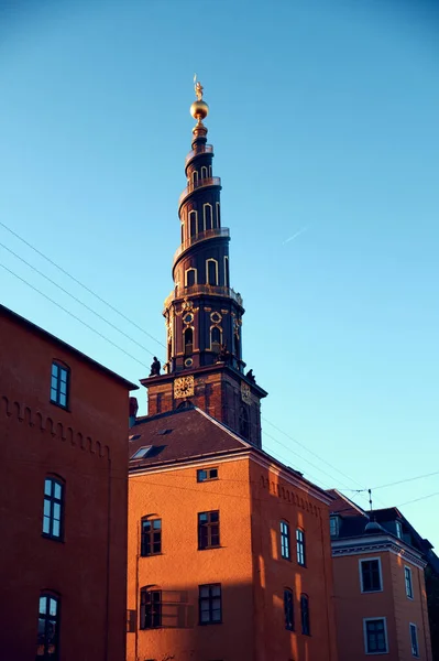 Residentiële Gebouwen Toren Van Kerk Van Onze Verlosser Tijdens Zonsondergang — Stockfoto