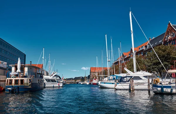 城市景观 丹麦哥本哈根运河上的许多不同船只 — 图库照片
