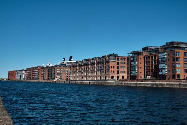 デンマーク コペンハーゲンの運河の近代的な住宅地 — ストック写真