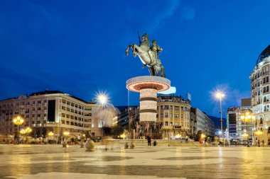 Gece Üsküp 'teki meydanda Büyük İskender anıtı. Makedonya