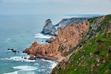 Güzel manzara. Cape Roca ya da Cabo da Roca - Avrasya kıtası ve Avrupa 'nın en batı pelerini, Portekiz' de, İber Yarımadası 'nda yer almaktadır..