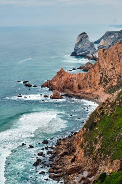 Güzel manzara. Cape Roca ya da Cabo da Roca - Avrasya kıtası ve Avrupa 'nın en batı pelerini, Portekiz' de, İber Yarımadası 'nda yer almaktadır..