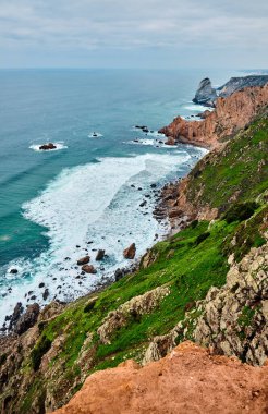 Güzel manzara. Cape Roca ya da Cabo da Roca - Avrasya kıtası ve Avrupa 'nın en batı pelerini, Portekiz' de, İber Yarımadası 'nda yer almaktadır..