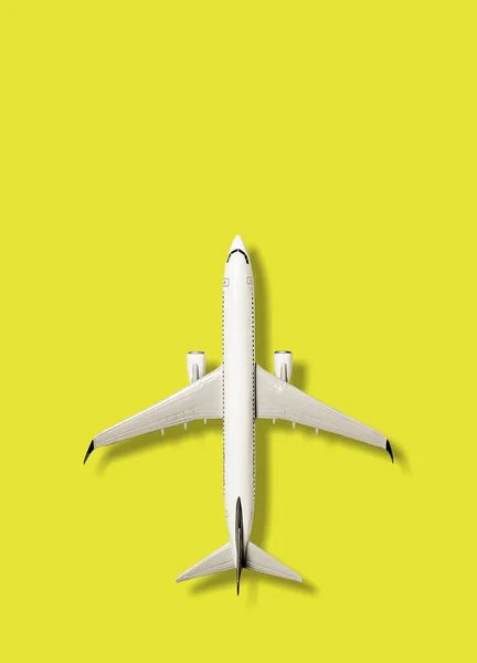 黄色の背景に飛行機のトップビュー — ストック写真