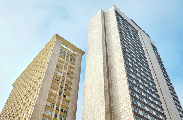 Zwei Hohe Wohnhäuser Lissabon Gegen Den Himmel Portugal — Stockfoto