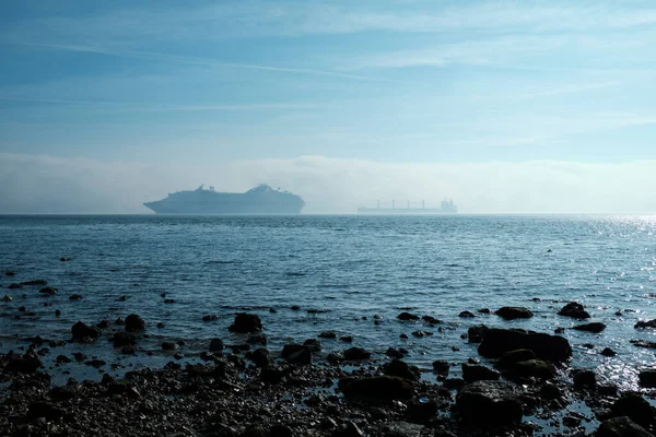 Kreuzfahrtschiff Und Frachtschiff Morgen Vor Der Küste Von Lissabon Portugal — Stockfoto