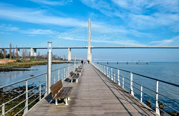 Krajobraz Miasta Molo Dla Pieszych Widokiem Most Vasco Gama Lizbonie — Zdjęcie stockowe