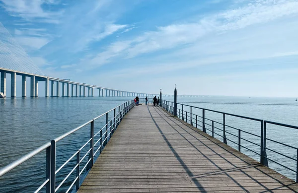 Fußgängersteg Mit Blick Auf Die Vasco Gama Brücke Lissabon Portugal — Stockfoto