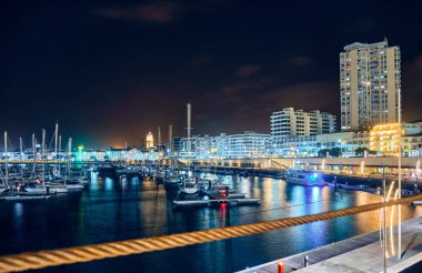 Gece Ponte Delgada. Azores, Portekiz. Limandaki tekne ve yatlar ve rıhtımdaki evler..