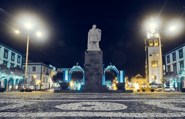 Ponte Delgada, Azores. Şehrin ana tarihi kapısı ve gece anıtı. Şehir merkezi.