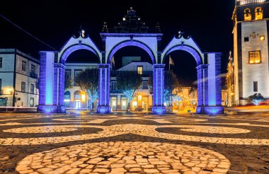 Ponte Delgada, Azores. Geceleyin şehrin ana tarihi kapısı. Şehir merkezi.