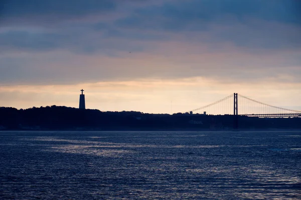 Abril Bridge Sanctuary Christ King Portugal – stockfoto