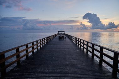 Deniz Burnu. Şafak vakti Atlantik Okyanusu 'ndaki iskelede. Dominik Cumhuriyeti.
