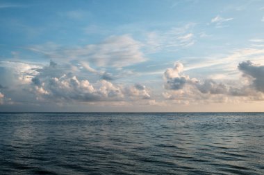 Atlantik Okyanusu üzerinde güzel bulutlar. Asgari deniz manzarası.