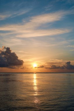 Atlantik Okyanusu 'nda şafak vakti. Deniz Burnu. Dominik Cumhuriyeti.