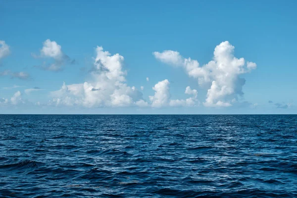 Lindas Nuvens Sobre Mar Das Caraíbas Marinhas Minimalistas — Fotografia de Stock