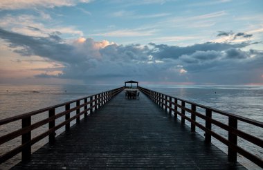 Deniz Burnu. Şafak vakti Atlantik Okyanusu 'ndaki iskelede. Dominik Cumhuriyeti.