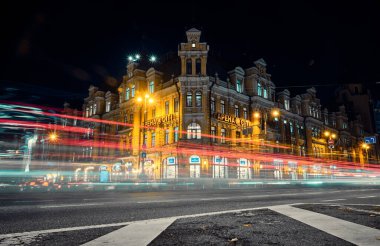 Kyiv, Ukrayna - 3 Kasım 2021: Şehir merkezindeki alışveriş ve eğlence merkezi.