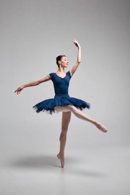 Stüdyoda bale eteğiyle poz veren güzel ince balerin..