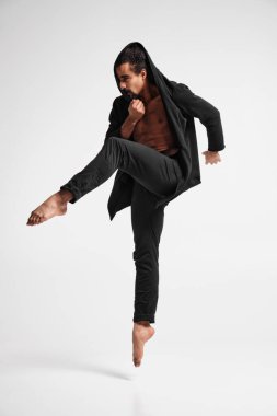 Beyaz arka planda üstsüz dans eden yakışıklı zenci..