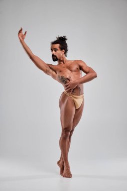 Stüdyoda poz veren güzel vücutlu Afro-Amerikan..