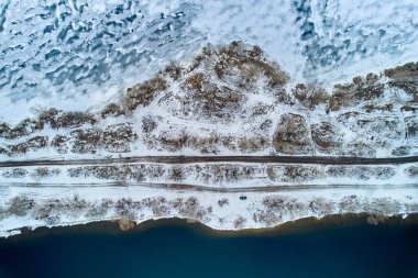 Kışın Dinyeper Nehri 'nin yakınındaki toprak yol manzarası. Hava fotoğrafçılığı.