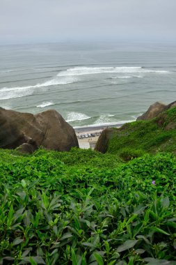 Miraflores bölgesinden Pasifik Okyanusu 'na kadar bir tepenin manzarası. Lima, Peru.