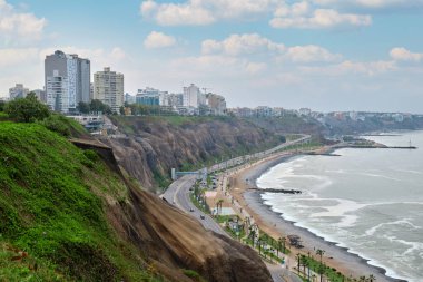 Lima, Peru 'da Pasifik Okyanusu' nun yakınındaki toprak ve yol. Miraflores Bölgesi.