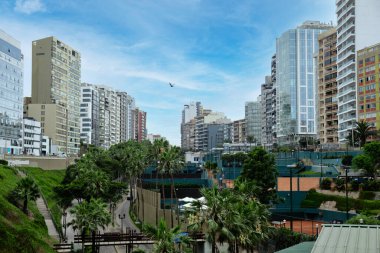 Şehir manzarası. Miraflores bölgesindeki mimarinin görüntüsü. Lima, Peru.