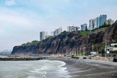 Miraflores bölgesindeki sahil kenarındaki tepelerin manzarası. Lima, Peru 'daki kentsel okyanus manzarası.