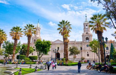 Arequipa Bazilika Katedrali Peru 'daki Plaza de Armas' da yer almaktadır..