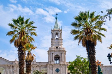 Arequipa Bazilika Katedrali Peru 'daki Plaza de Armas' da yer almaktadır..