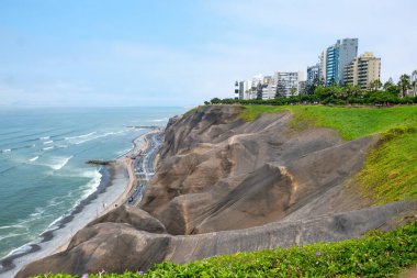 Lima, Peru. Miraflores bölgesindeki sahil manzarası.