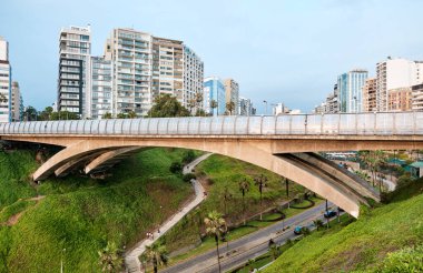 Miraflores bölgesindeki kemer köprüsü, Lima, Peru. Şehir manzarası.