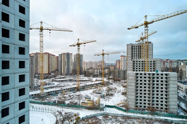 Yeni Ucuz Beton Konut Inşaatı Kışın Şehir Manzarası — Stok fotoğraf
