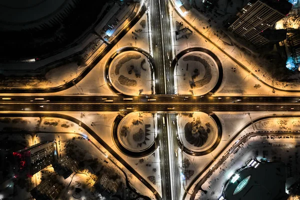 Hava fotoğrafçılığı. Geceleri köprü. Arka plan olarak şehir manzarası.