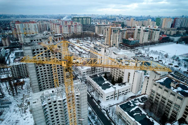 Kış Şehrinin Arka Planında Inşaat Vinci Var Kyiv Ukrayna — Stok fotoğraf
