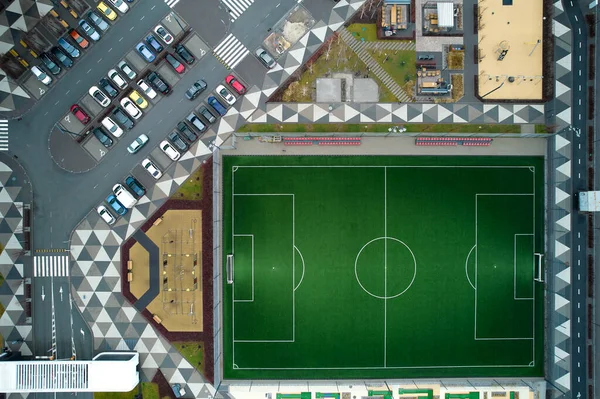 Bir Yerleşim Alanının Avlusunda Futbol Sahası Yukarıdan Bak Şehir Manzarası — Stok fotoğraf