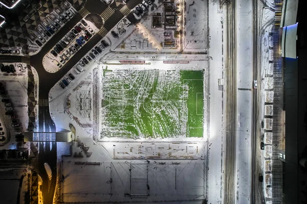 Geceleri Kar Altında Modern Bir Yerleşim Bölgesinde Futbol Sahası Hava — Stok fotoğraf