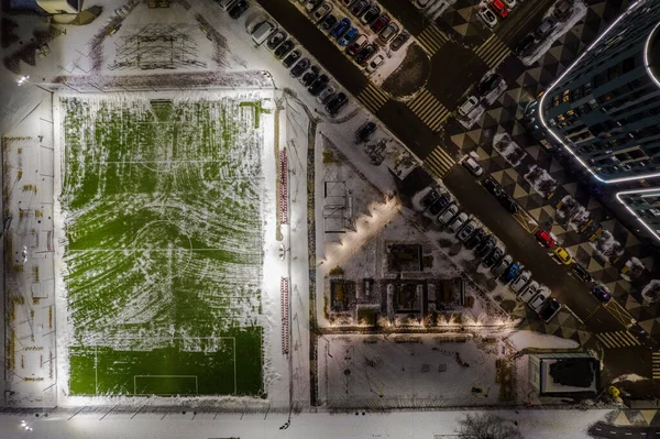 Geceleri Kar Altında Modern Bir Yerleşim Bölgesinde Futbol Sahası Hava — Stok fotoğraf