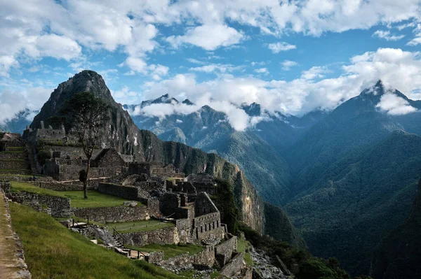 Machu Picchu Dağları Nın Tepesindeki Antik Bir Şehirdir Peru Daki — Stok fotoğraf
