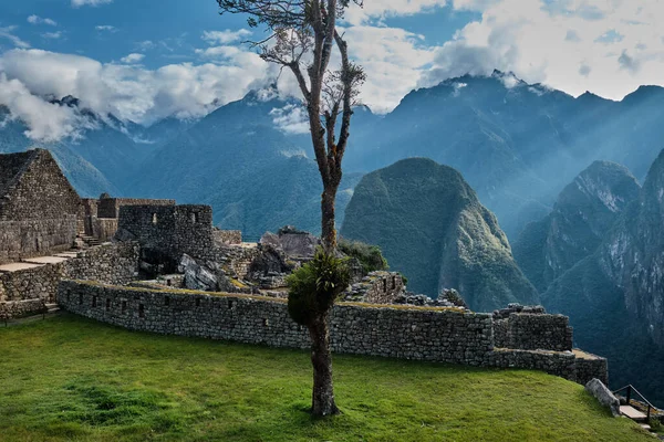 Machu Picchu Dağları Nın Tepesindeki Antik Bir Şehirdir Peru Daki — Stok fotoğraf