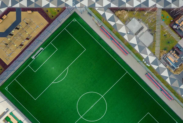 Bir Yerleşim Alanının Avlusunda Futbol Sahası Yukarıdan Bak Şehir Manzarası — Stok fotoğraf