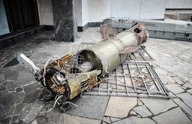 KYIV, UKRAINE - 13 Mayıs 2022: İkinci Dünya Savaşı 'nda Ukrayna Ulusal Müzesi' nde Rusya-Ukrayna Savaşı 'nın çarmıha gerilmesi konulu sergi.